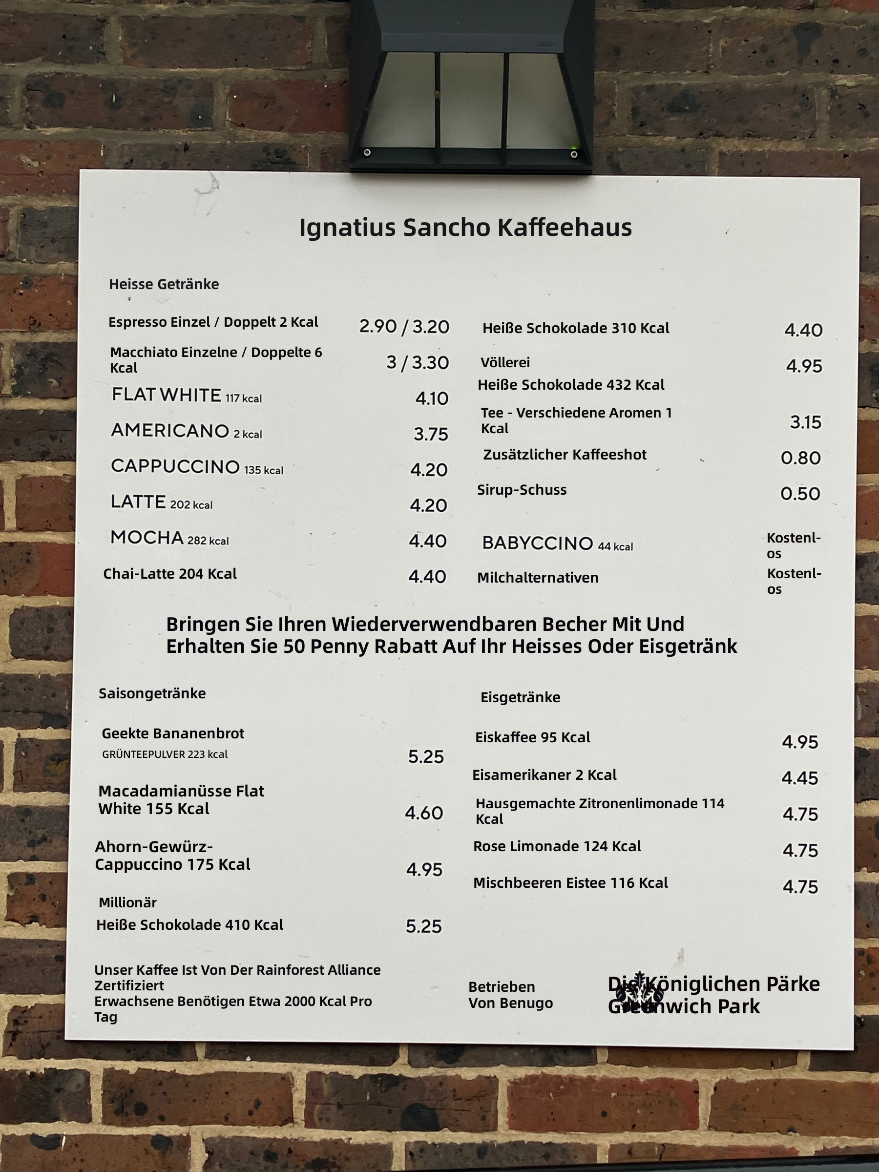 Equalang Foto-Übersetzung auf Deutsch: Speisekarte des Ignatius Sancho Café mit In-place-Überlagerung von Gerichten und Pfund-Preisen