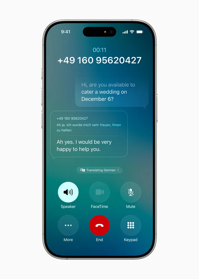 iOS 电话应用通话界面截图，通话中显示德语与英语双语实时翻译字幕条
